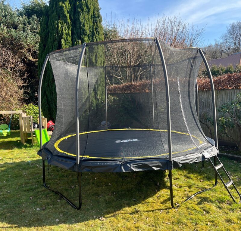 Round trampoline with enclosure