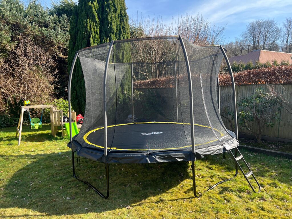 Round trampoline with enclosure