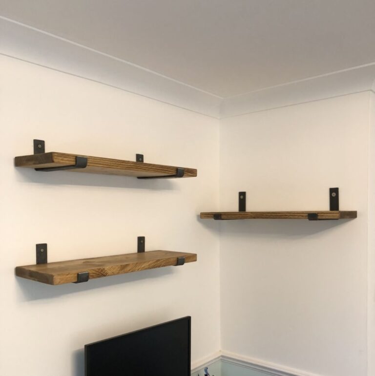 Floating corner shelves