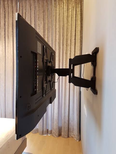 Full-motion TV bracket